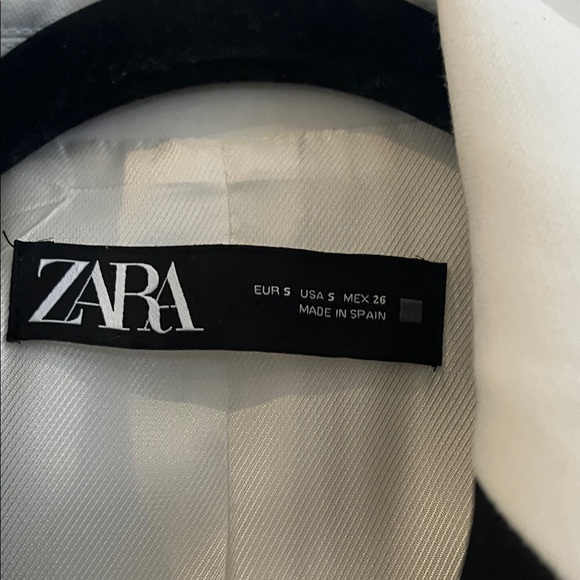 Zara Women's Blazer in Cream with Black Lapel - Picture 3 of 7